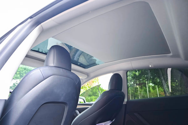 Material des elektrischen Dach-Sonnenschutzes des Tesla Model Y: Gleiches Material wie der Innenraum des Originalautos